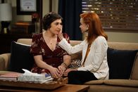 Call Me Kat – Kat (Mayim Bialik, l.); Sheila (Swoosie Kurtz, r.)