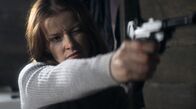 Oderbruch – Maggie Kring (Karoline Schuch) richtet die Waffe auf ihren eigenen Bruder.
