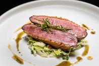 Einfach & köstlich – Ein Klassiker aus der Küche von Alexander Herrmann: knusprig-rosa gegrillte Entenbrust mit Rosmarin-Honig lackiert und dazu einen gekneteten Spitzkohlsalat.