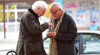 Weißt du noch – Günter (Günther Maria Halmer, li.) trifft zufällig auf Heinz (Konstantin Wecker, re.), der ihm zwei kleine mysteriöse Pillen schenkt.