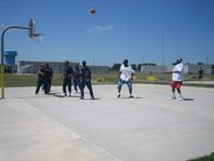 Lockdown - Hinter Gittern – Häftlinge spielen Basketball auf dem Hof des Gefängnisses Fort Dodge in Iowa.