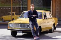 Reporter Spezial – Donat Hofer vor dem Volvo 144