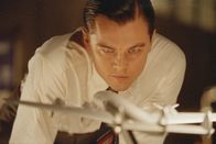 Aviator – Mit bereits 18 Jahren Erbe der Firma seines Vaters, zieht es Howard Hughes (Leonardo DiCaprio) von Texas nach Hollywood.