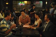 How I Met Your Mother – Wollen unbedingt das Geheimnis von Robin (Cobie Smulders, 2.v.r.) lüften: Ted (Josh Radnor, M.), Marshall (Jason Segel, l.), Barney (Neil Patrick Harris, r.) und Lily (Alyson Hannigan, 2.v.l.) ...