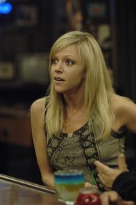 It's Always Sunny in Philadelphia – Sweet Dee (Kaitlin Olson) kommt dahinter, warum bei ihnen in der Kneipe die Gäste plötzlich ausbleiben ...