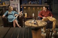 Outmatched - Allein unter Genies – Kay (Maggie Lawson, l.); Mike (Jason Biggs, r.)