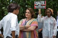 Deadly Tropics – Mélissa Sainte-Rose (Sonia Rolland, l.) ist verzweifelt. Die undurchschaubare Tierschutzaktivistin Elisabeth Castan (Tatiana Gousseff, M.) hat ihre Tochter Chloé (Antoinette Giret, r.) um den Finger gewickelt. Diese setzt sich nun auch mit Gewalt für das Recht von Tieren ein.