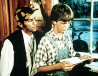 Die Waltons – Jim Bob Walton (David W. Harper, r.) und sein Freund Yancy Tucker (Robert Donner, l.) haben ein Verfahren entwickelt, aus Alkohol Treibstoff zu gewinnen. Sie können kaum erwarten, was die Behörden auf ihren Genehmigungsantrag antworten werden.