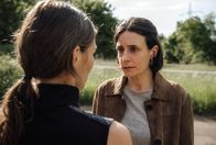 Tatort – v.li.: Katja Scherf (Franziska Wulf) und Esther Baumann (Brigitte Urhausen) sprechen über die Vergangenheit und die Zeit seither.