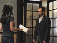 Elementary – Da Joan Watson (Lucy Liu, l.) mit ihren Nachforschungen in Sherlock Holmes (Jonny Lee Miller, r.) Vergangenheit und ihrer Frage nach Irene zu weit gegangen ist, lässt er sie zu Hause zurück und bricht zu einem neuen Fall auf ...
