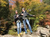 Verrückt nach Meer – Reiseleiter Moritz und Zweiter Offizier Christian Baumann unternehmen einen Ausflug in den Indian Summer. In einem Canyon sind sie auf einem Klettersteig unterwegs.