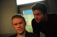 SOKO Stuttgart – Der Trainer des Eishockey-Teams, Jens Kringe (Dirc Simpson, l.), steht massiv unter Mordverdacht. Jo Stoll (Peter Ketnath, r.) konfrontiert ihn mit dem Stand ihrer Ermittlungen.