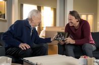 In aller Freundschaft – Martin Stein (Bernhard Bettermann, re.) und sein Vater Otto (Rolf Becker, li.) schwelgen in Erinnerungen.