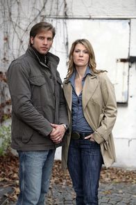 Lenßen & Partner – Für viele Menschen in Not sind Ingo Lenßen und sein Ermittler-Team (Sebastian Thiele (l.) und Katja Hansen (r.) oft die letzte Hoffnung. Denn überall dort, wo die Polizei selbst nicht aktiv wird, bringen sich die Detektive ein. Dabei kann es auch um Taten gehen, die zwar laut Gesetz noch nicht strafbar sind, die Betroffenen jedoch oft in Verzweiflung stürzen ...
