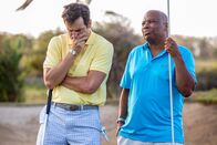 Death in Paradise – Commissioner Patterson (Don Warrington, r.) hilft DI Parker (Ralf Little, l.), sein Golfspiel zu verbessern. Doch für Parker wird aus dem Spiel blanker Ernst. Denn es hat sich zuvor ein schrecklicher Mord auf dem Golfplatz ereignet.