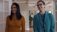 Supergirl – Kelly Olsen (Azie Tesfai, l.); Kara Danvers (Melissa Benoist, r.)