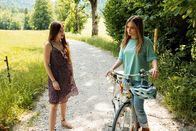 Frühling – Lilly (Julia Beautx, r.) macht sich Sorgen um ihren Freund Adrian und hofft, dass Nora (Aniya Wendel, l.) ihr helfen kann.