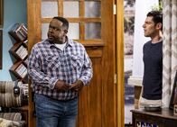 The Neighborhood – Calvin Butler (Cedric the Entertainer, l.); Dave Johnson (Max Greenfield, r.)