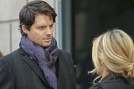 Ringer – Henry (Kristoffer Polaha, l.) überbringt Bridget (Sarah Michelle Gellar, r.) eine geheimnisvolle Kiste im Auftrag von Siobhan.