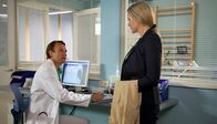 In aller Freundschaft – Dr. Martin Stein (Bernhard Bettermann) erfährt bei der Untersuchung von Nicole Lamprecht (Judith Hoersch) ganz nebenbei, dass sie und Martins Freundin Antonia einmal ein Paar waren. Und Nicoles Begegnung mit Martin vor ein paar Tagen war keinerlei ein Zufall: Nicole wollte sich Antonias Freund mal etwas näher anschauen.