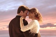 Castle – Die Ereignisse in einem alternativen Universum bringen Castle (Nathan Fillion, l.) und Beckett (Stana Katic, r.) dazu, endlich vor den Traualtar zu treten ...