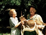 Die Waltons – Das Kälbchen ist da: Großvater (Will Geer, l.) und Großmutter (Ellen Corby, r.) kümmern sich um den Neuzuwachs.