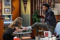 Superior Donuts – Nachdem Franco (Jermaine Fowler, r.) sich bei der Arbeit den Fuß gebrochen hat, aber kein Geld für den Arzt hat, entschließt sich Maya (Anna Baryshnikov, l.) dazu, für ihn Spenden zu sammeln ...