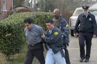 F.B.I. - Dem Verbrechen auf der Spur – FBI-Agenten nehmen den verhafteten Mafioso mit.