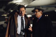 Navy CIS – Ducky (David McCallum, r.) soll undercover Grenouille (Armand Assante, l.) und seine Leute bei der Übergabe fassen ...
