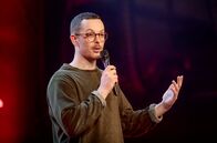 Comedy Clash – SWR COMEDY CLASH, "Yannick de la Péche vs. Leila Ladari vs. Sezer Oglu" Uhr im SWR. Drei Comedians mit drei Geschichten: Der Hamburger Yannick de la Péche (Foto) nimmt Rollenspiele im Bett zu ernst. Die Baslerin Leila Ladari hat eine Abneigung gegen geteiltes Sorgerecht. Der Stuttgarter Sezer Oglu wird von rassistischem Speck attackiert.