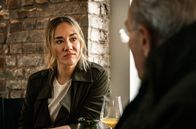 Tatort – Svenja Peter (Annina Hellenthal) liebt ihren Job als Journalistin. Beim Stadtmagazin "Cologne.Alive" schreibt sie einen Großteil der Berichte - zum Teil auch unter Pseudonym.