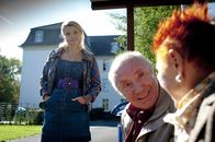 Danni Lowinski – Danni (Annette Frier, l.) hat im Altersheim einen Verbündeten gefunden, Georg (Horst Sachtleben, M.) - ein Freund der Verstorbenen. Er hilft dem Team, die notwendigen Beweise zu beschaffen.