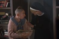 American Horror Story – Ihre Schwester gibt Pepper (Naomi Grossman, l.) in die Obhut der Kirche, aber ist sie bei Schwester McKee (Lily Rabe, r.) wirklich gut aufgehoben?