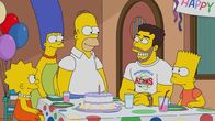 Die Simpsons – (v.l.n.r.) Lisa; Marge; Homer; Grayson Mathers; Bart
