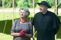 Father Brown – Pfarramtssekretärin Mrs. McCarthy (Sorcha Cusack), unterstützt Father Brown (Mark Williams) beim Aufdecken der Mordfälle.