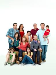 Modern Family – v.li.: Nolan Gould (Luke Dunphy), Ty Burrell (Phil Dunphy), Sarah Hyland (Haley Dunphy), Sofía Vergara (Gloria Delgado), Julie Bowen (Claire Dunphy), Rico Rodriguez (Manny Delgado), Ariel Winter (Alex Dunphy), Ed O'Neill (Jay Pritchett), Jesse Tyler Ferguson (Mitchell Pritchett), Eric Stonestreet (Cameron Tucker).