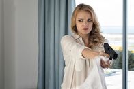Jack Taylor – Kelly (Laura Aikman) nimmt als Sicherheitsbeauftragte der Firma ihre Arbeit sehr ernst. Wer es mit ihr zu tun bekommt, sollte sich warm anziehen.