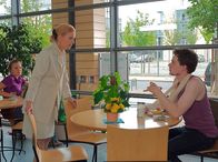 In aller Freundschaft – Tim Wehner (Florian Bartholomäi), der wegen einer schweren Verletzung am Arm in der Sachsenklinik ist, soll operiert werden. Oberschwester Ingrid (Jutta Kammann, Mitte) erinnert ihn an seinen OP-Termin, doch Tim weigert sich. In der Cafeteria lernt er die merkwürdige, liebenswerte Nina Meinhardt (Leonie Fromme, links) kennen.
