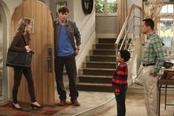 Two and a Half Men – v.r.) verlieren, nachdem Sozialarbeiterin Ms. McMartin (Maggie Lawson, l.) herausgefunden hat, dass sie gar kein richtiges Pärchen sind ...