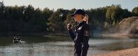 Cryptid – Polizistin Petra (Angelina Håkansson) möchte die Kids vom See fernhalten, weil hier schon andere Jugendliche verschwunden sind.