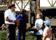 Ein Engel auf Erden – Mark (Victor French, l.) und Jonathan (Michael Landon, 2.v.l.) werden von Bobby (Gabriel Damon, r.) und seiner Mutter Penny (Janice Kent, 2.v.r.) zum Essen eingeladen.