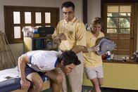 American Pie Presents Band Camp – Nachdem ihm jemand offensichtlich etwas in sein Getränk gemischt hat, wendet sich Matt Stifler (Tad Hilgenbrink, l.) hilfesuchend an Schwester Sanders (Ginger Lynn Allen, r.) und Mr. Levenstein (Eugene Levy, M.) ...