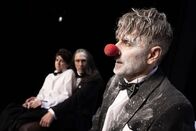 Starke Stücke: Macbeth – Jens Harzer (vorne), Stefan Hunstein (hinten rechts) und Marina Galic (hinten links) in „Macbeth“ am Schauspielhaus Bochum.