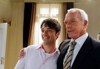 Sturm der Liebe – ARD STURM DER LIEBE FOLGE 1363 Uhr im ERSTEN. Robert (Lorenzo Patané, l., mit Dirk Galuba) glaubt fest an eine glückliche Zukunft mit Eva.