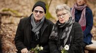 Die Heiland - Wir sind Anwalt – Gehen inzwischen getrennte Wege: Karin Heiland (Peggy Lukac, r.) und Paul Heiland (Rüdiger Kuhlbrodt, l.).