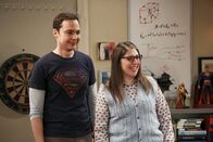 The Big Bang Theory – Sheldon Cooper (Jim Parsons, l.); Amy Farrah Fowler (Mayim Bialik, r.)