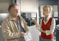 Tatort – 15 Uhr im Ersten. An der schlechten Laune ihres Chefs Frank Thiel (Axel Prahl), der seinen Urlaubsflug nach Dakar verpasst hat, ändert die junge Kommissarsanwärterin Nadeshda Krusenstern (Friederike Kempter) nichts.