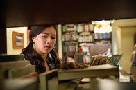 Club der magischen Dinge – Kyra (Kimie Tsukakoshi) steht im Buchladen von Maxwell. Noch ahnt sie nicht, dass sich dahinter eine magische Bibliothek verbirgt.