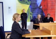 Rote Rosen – ARD ROTE ROSEN FOLGE 1183 Uhr im ERSTEN. Nicole (Martina Mank, l.) gerät ins Wanken, als sie von Torben (Joachim Kretzer, r.) unter Druck gesetzt wird (mit Saskia Valencia, 2.v.r. und Komparse).