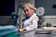 Tatort – Voller Körpereinsatz und kriminalistischer Spürsinn: Die Rechtsmedizinerin Dr. Silke Haller (ChrisTine Urspruch) scheut auch vor einem Selbstversuch nicht zurück, um zu rekonstruieren, wie es zu dem tragischen Zwischenfall kommen konnte, der den Bestseller-Autor Stan Gold beinahe das Leben gekostet hätte.